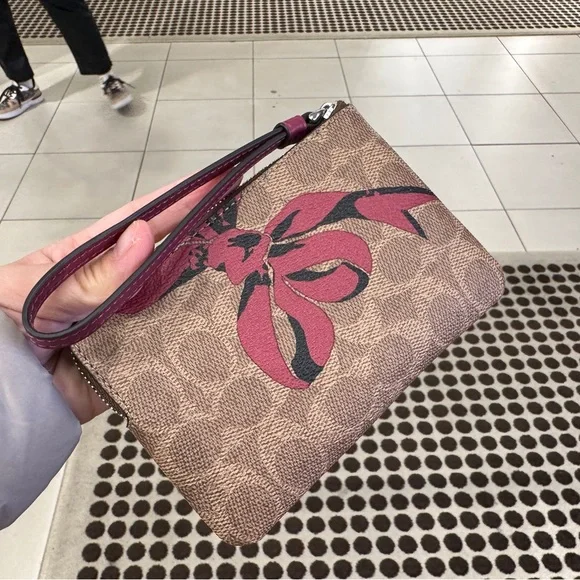 NWT COACH Corner Zip Wristlet In Signature Canvas With Bow Print - Picture 8 of 12